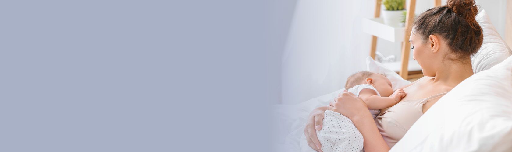 Eine Mutter stillt ihr Baby liebevoll in einem hellen, gemütlichen Raum.