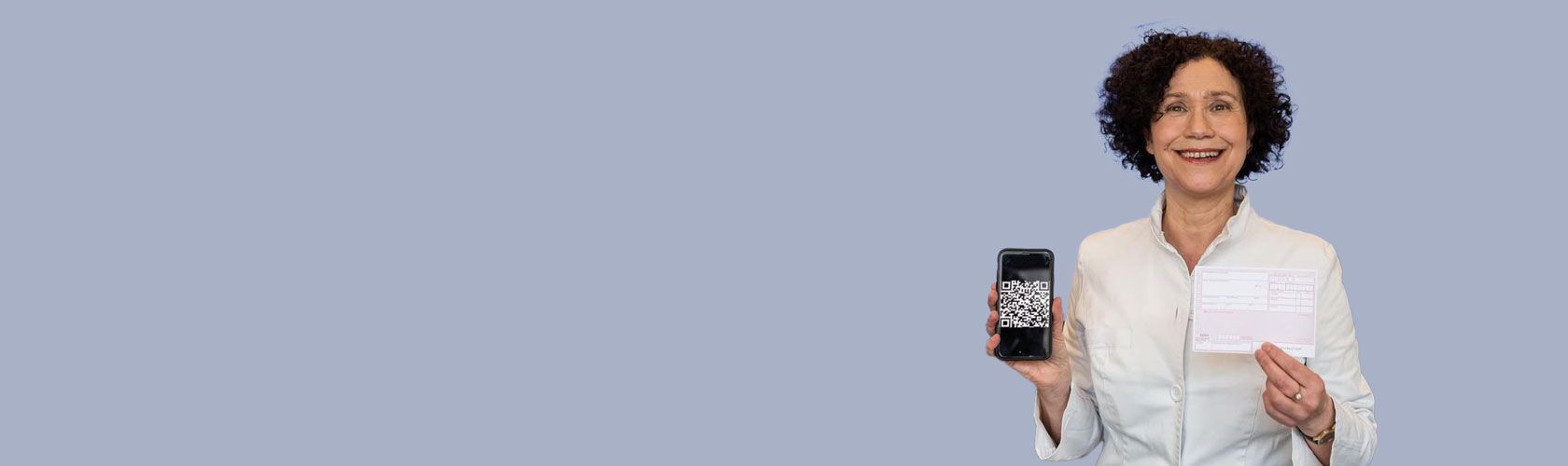 Eine Frau hält ein Handy mit einem QR-Code und ein E-Rezept vor einem grauen Hintergrund in die Kamera.